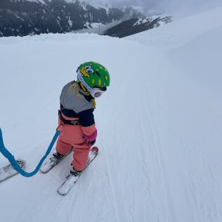 🎿 LYŽE… LÉTO, ZIMA, TRAKAŘE! Hory ještě stále táhnou! 🏔🎿 Užijte si poslední sjezdy sezóny – ať to jede, ne že se někdo fláká!